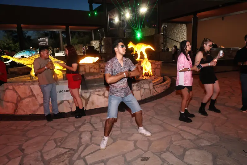 ¡Dinos, desierto y mucha fiesta! Así fue la quinta edición del MUDE After Dark