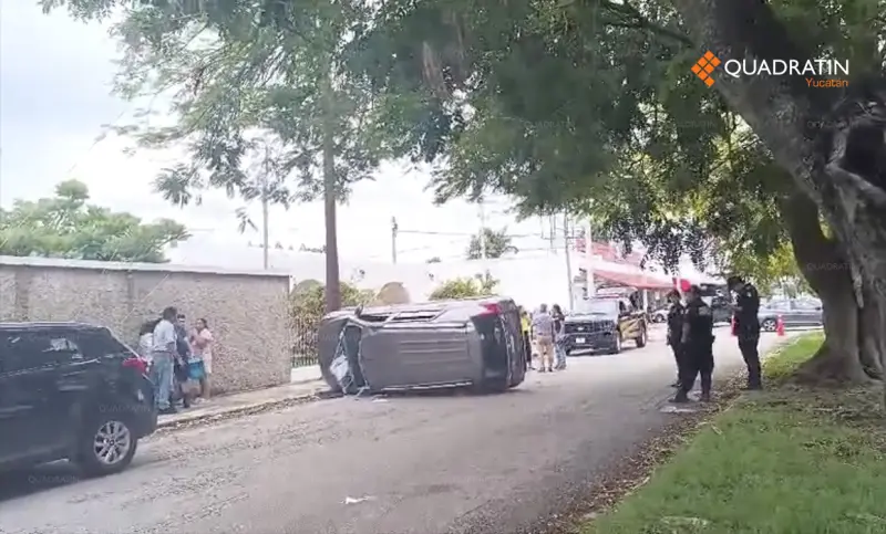 Impacta una camioneta y la deja volcada en la avenida Líbano