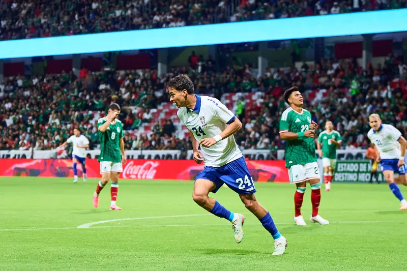 ¡De no creerse! Este fue el terrible error de Gallardo y Vásquez que dio el gol a Serbia