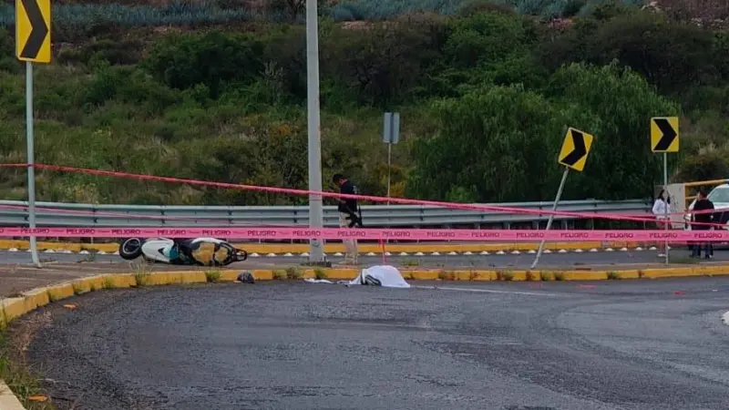 María Berenice impacta contra el camellón y muere tras derrapar su moto en Purísima; hay una menor herida
