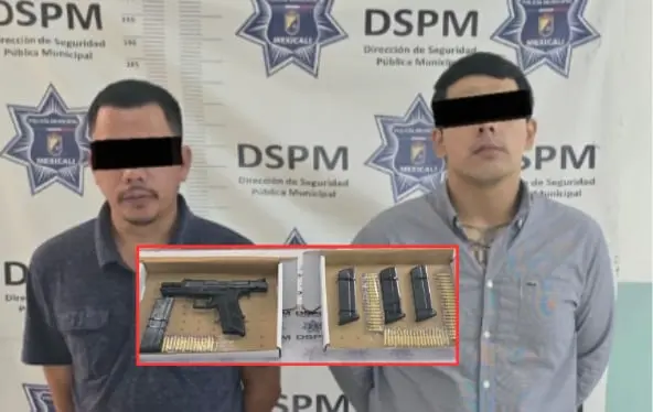 Detectan arma y 73 cartuchos en auto estacionado junto al FEX; detienen a dos hombres