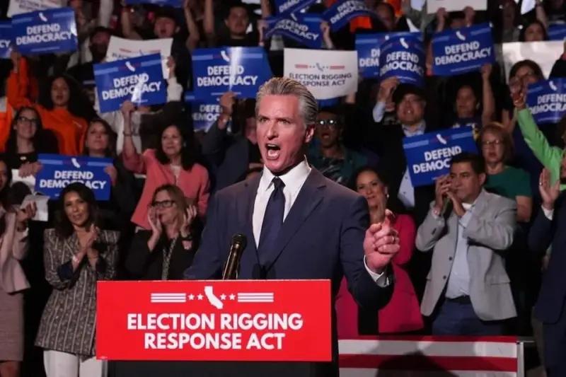 Acusa Newsom a Trump y enfrenta disputa por impuesto