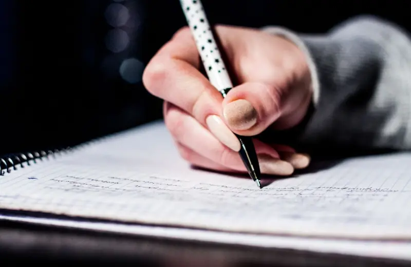 Antes de tirar una pluma sin tinta, conoce el truco que permite convertirla en objetos útiles para organizar tu hogar, ahorrar dinero y reducir residuos