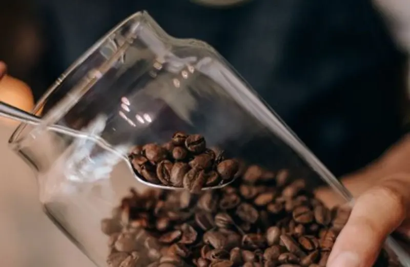 Cinco ideas prácticas para reutilizar frascos de café en casa y convertirlos en organizadores y decoraciones funcionales que ayudan a reducir residuos y ahorrar dinero