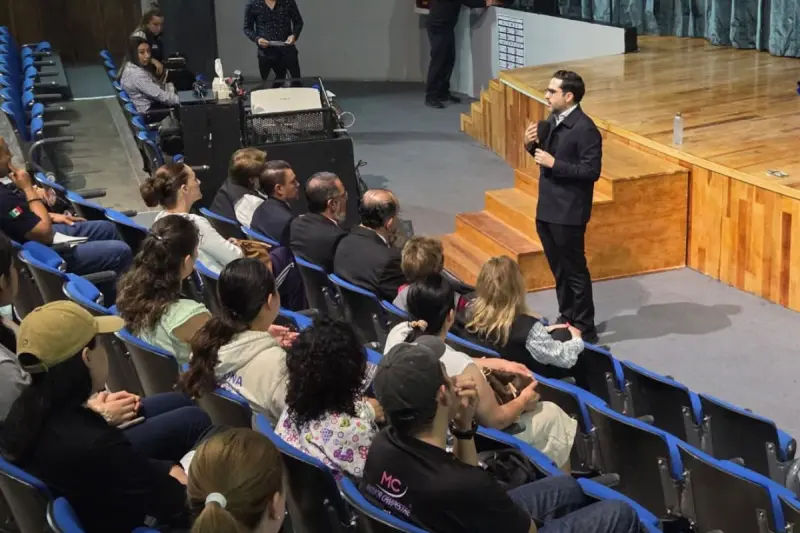 Agustín Dorantes lleva talleres de educación digital a escuelas de Querétaro