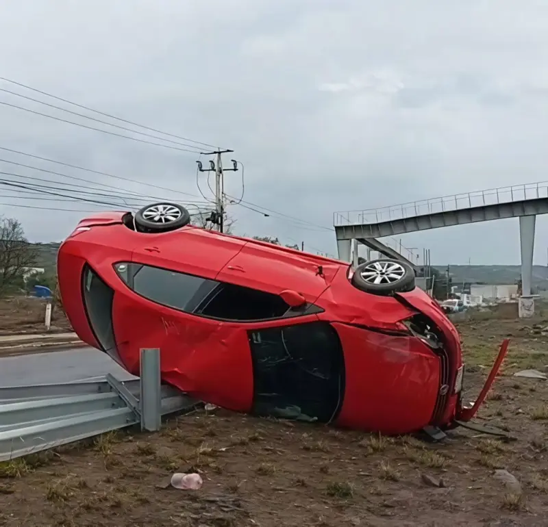 Conductor pierde el control de su automóvil y vuelca en Paseo de la República