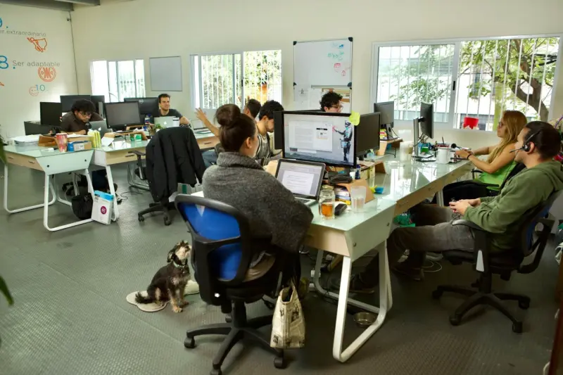 El uso sin control de IA eleva costos y obliga a las empresas a poner límites