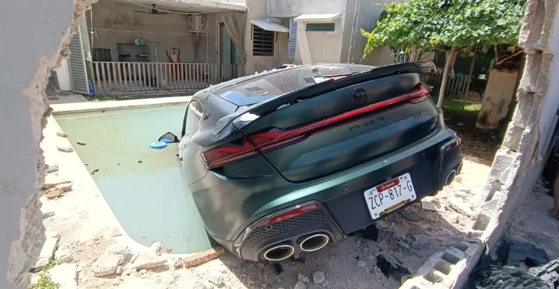 Auto acaba en una piscina en Pensiones; serie de incidentes viales en Mérida