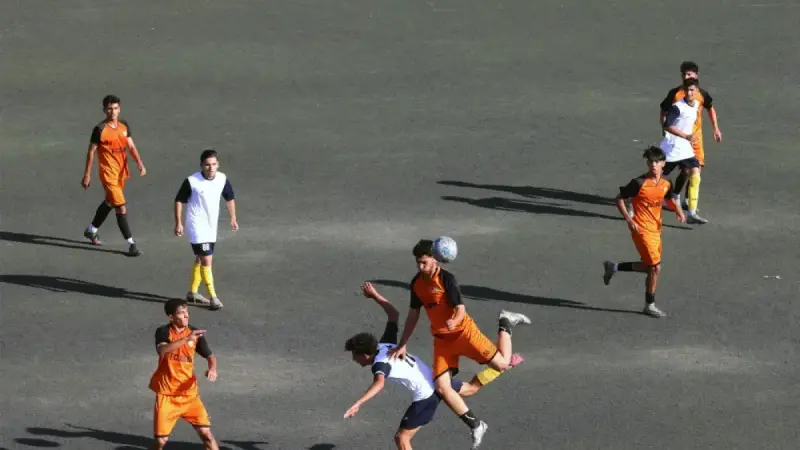 Mundial, una bocanada de aire para niños aficionados al fútbol en Irán