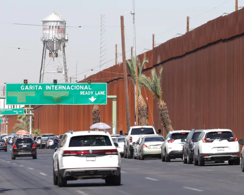 Filas de una hora para cruzar a Calexico este domingo