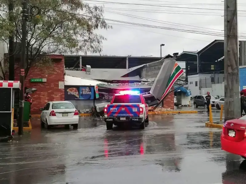 Colapsa techo de tienda de conveniencia en Monterrey por fuertes lluvias