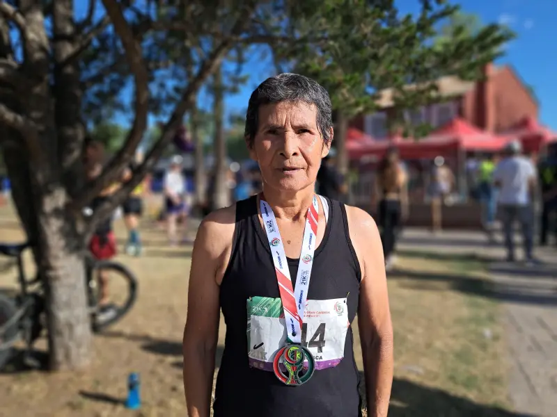 A los 66 años, Francisca Soto cruza la meta del 21K Coahuila con 26 años de amor por correr