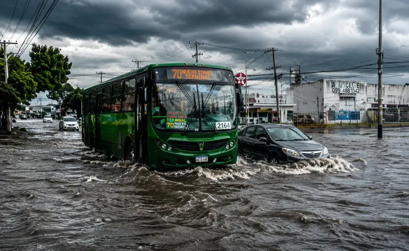 Identifican 44 puntos de riesgo por inundación en el AMG; aplicarán protocolo obligatorio para transporte público