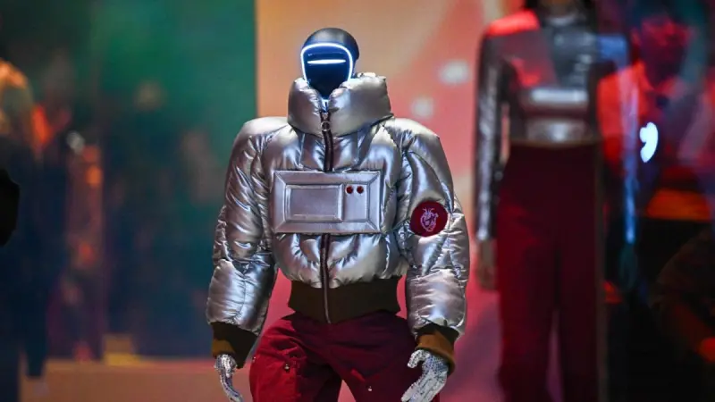 Modelos y robots comparten la pasarela en Seúl