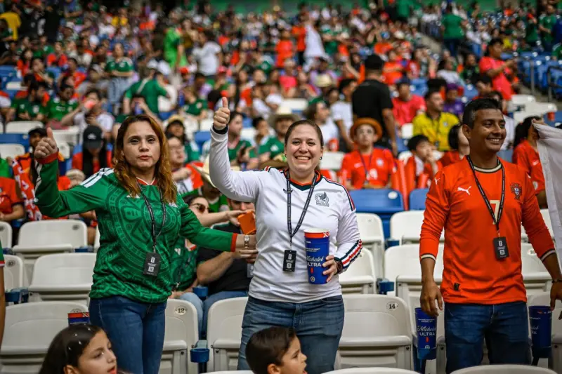 Mexicanos llenan el Estadio Monterrey por “el sueño mundialista”