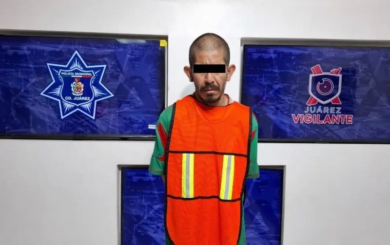 Cargaba mochila con rifle y lo arrestan policías
