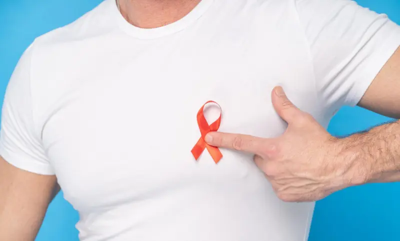 Conoce las señales del cáncer de mama que también afecta a hombres