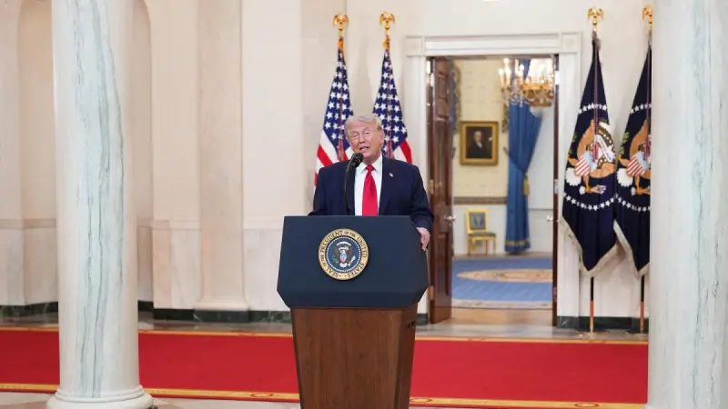 Popularidad de Trump continúa cerca del mínimo por los precios de la gasolina en EU
