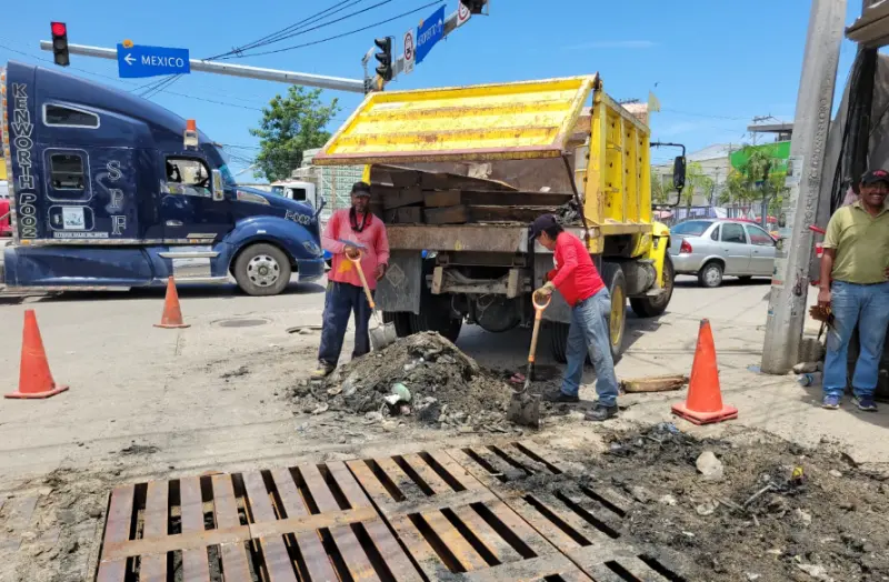 Rehabilita Gobierno de Acapulco rejillas pluviales ante fuertes lluvias