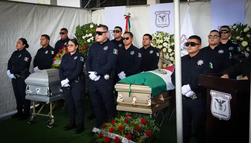 Despiden con honores en ceremonia privada a agente de la FESC y su esposa asesinados en ataque armado