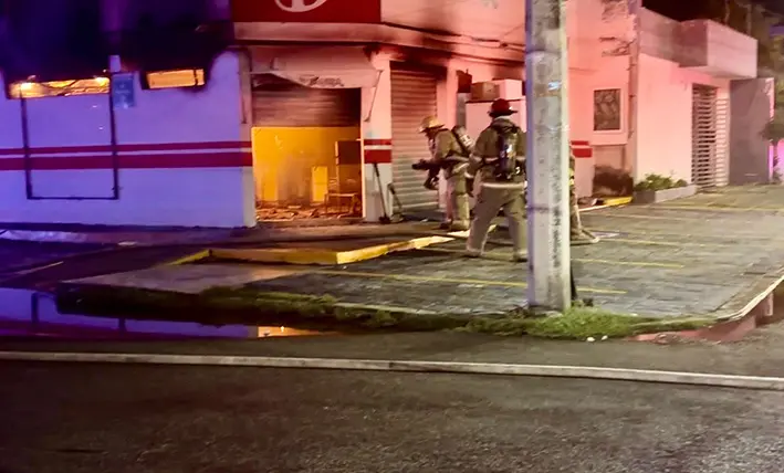 Incendio deja en cenizas a un Dunosusa en centro  en Chetumal