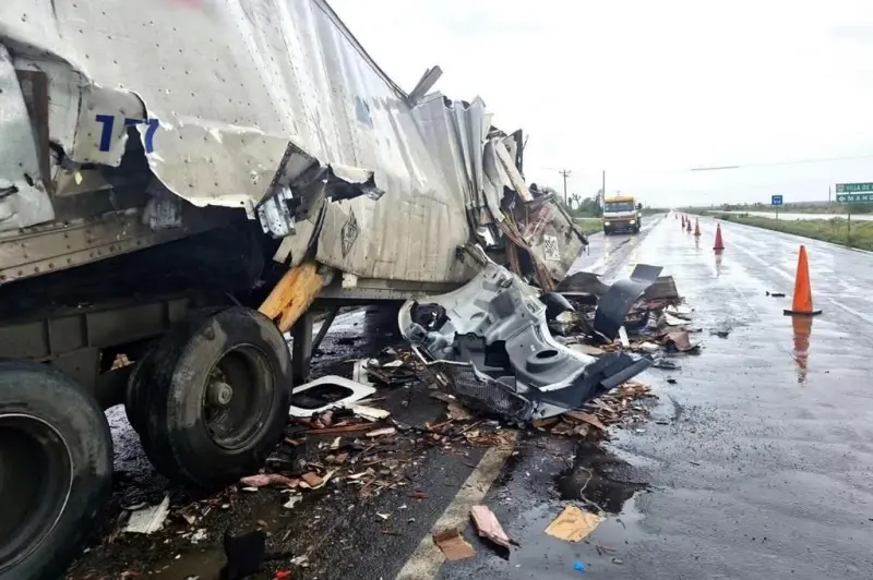Choca camión y derrama 3 mil litros de químicos en Zacatecas