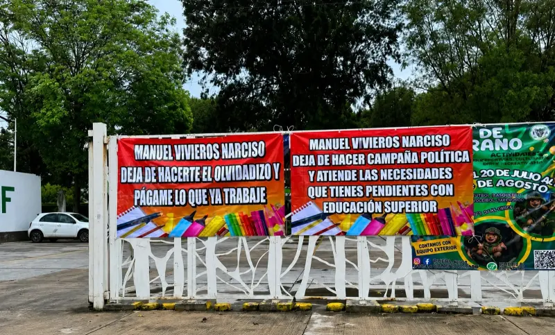 Hasta un año sin sueldo: maestros de normales estallan en Puebla