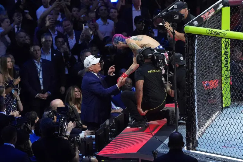 ¡KO a la solemnidad! Trump lleva el pan y circo a la Casa Blanca con función de UFC por su cumpleaños 80
