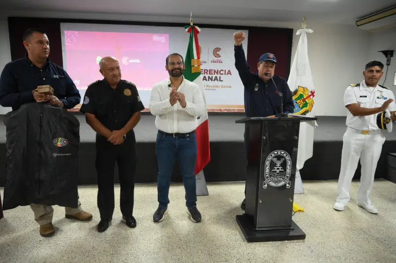 Alcalde de Coatzacoalcos reconoce a comandante de bomberos Jorge García