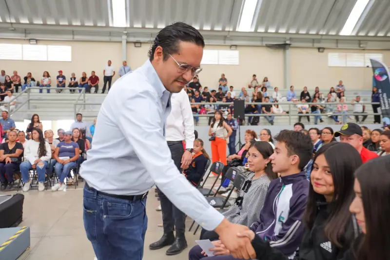 Chepe Guerrero entrega más de 9 mil becas a estudiantes de Corregidora