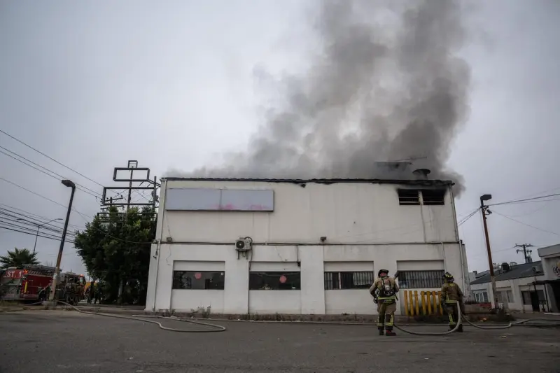 Evacúan a 70 personas por nuevo incendio en el bar Nonis de Otay