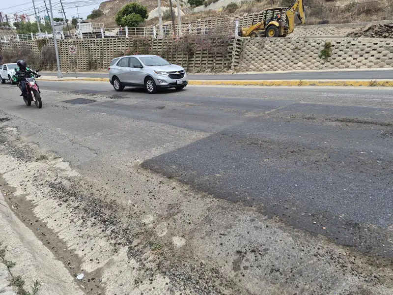 Vecinos de Playas de Tijuana exigen reparación urgente de la Avenida del Agua por baches, hundimientos y riesgos de accidente