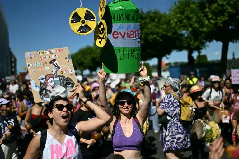 Miles protestan en Ginebra contra la cumbre del G7 en Evian