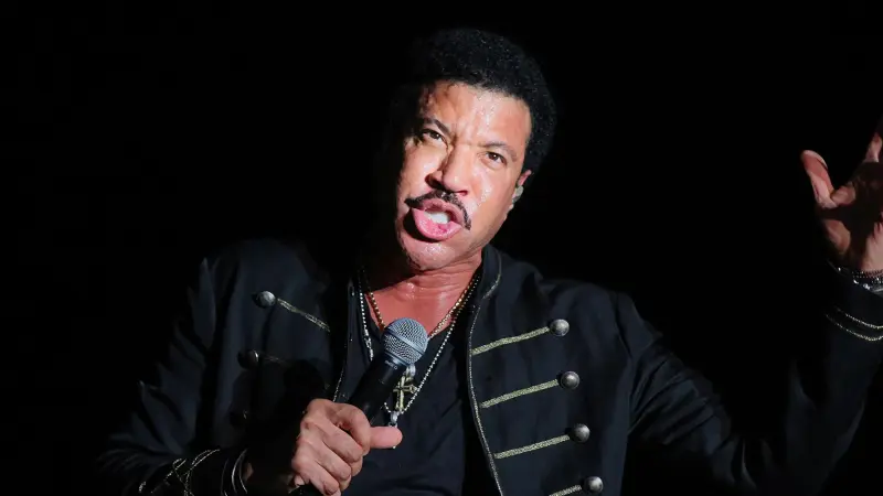 ¿Qué le pasó a Lionel Richie? Hospitalizan al cantante de ‘Say You, Say Me’ tras abandonar concierto
