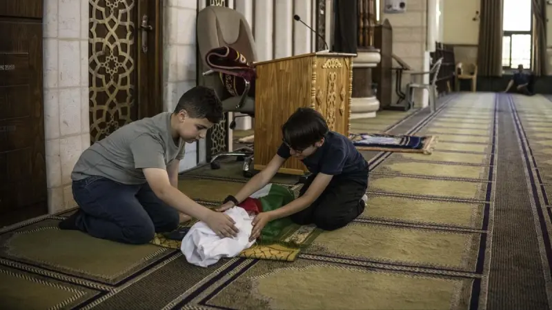 "No puede ser un error", dice un palestino al enterrar a su bebé muerto por tiros israelíes