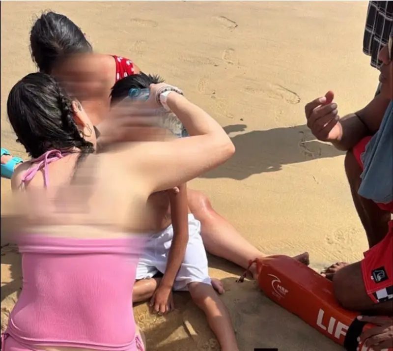 Rescatan a 3 personas en playa Puerto Angelito