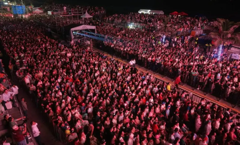 Segunda noche del Salsa Fest reúne a 250 mil asistentes en Veracruz