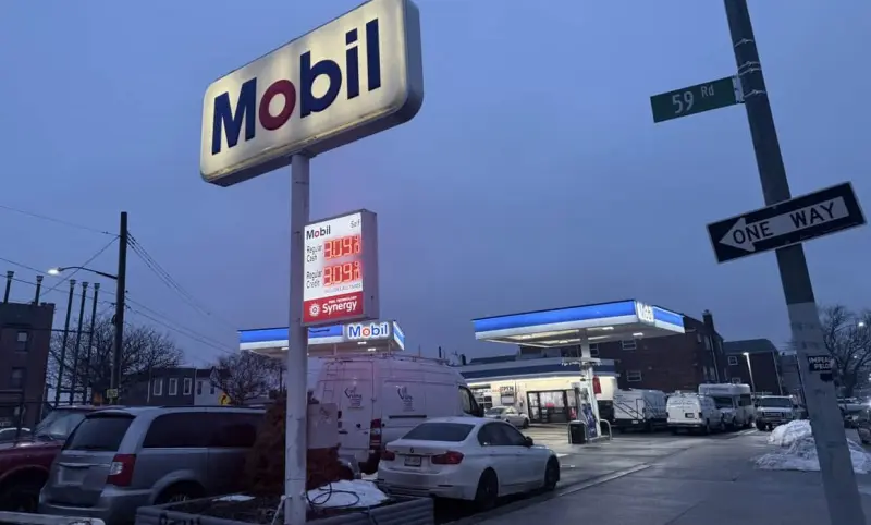 Disminuye precio de gasolina en EU tras caída del crudo