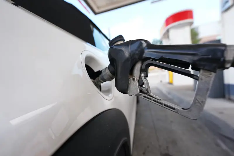 Trump exige bajar la gasolina a 2.50 dólares el galón: ¿puede realmente influir en el precio?
