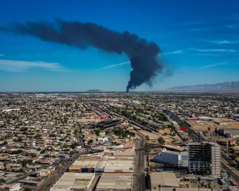 Incendio de gran magnitud obliga a cerrar carretera a San Felipe; columna de humo es visible a kilómetros