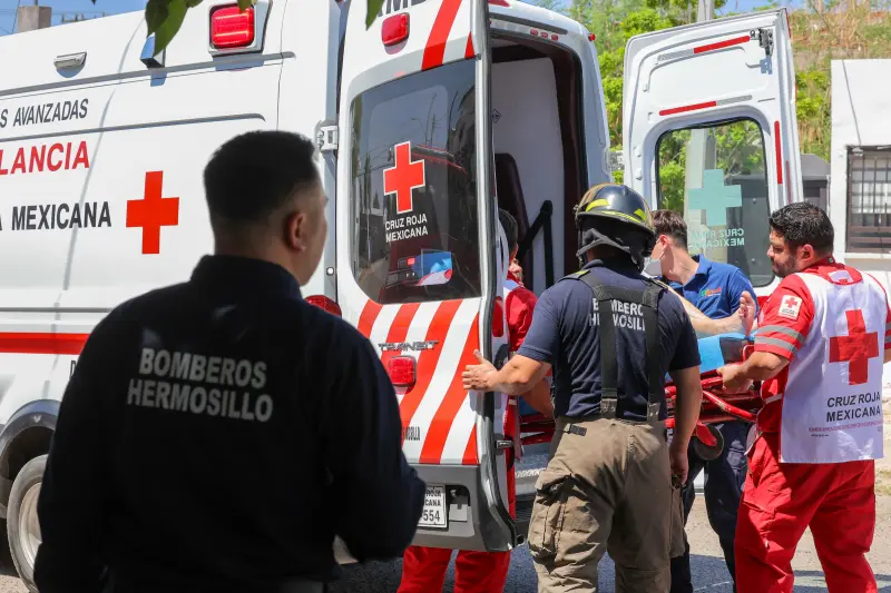 Hombre sufre fractura expuesta tras caer 3 metros de un techo en la colonia Jesús García