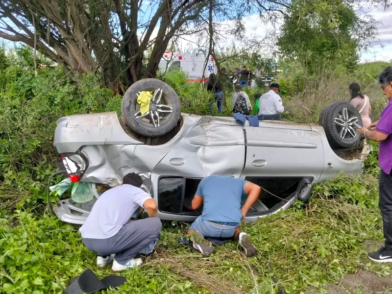 Vuelca automóvil en Guadalupe Etla; hay 2 mujeres lesionadas