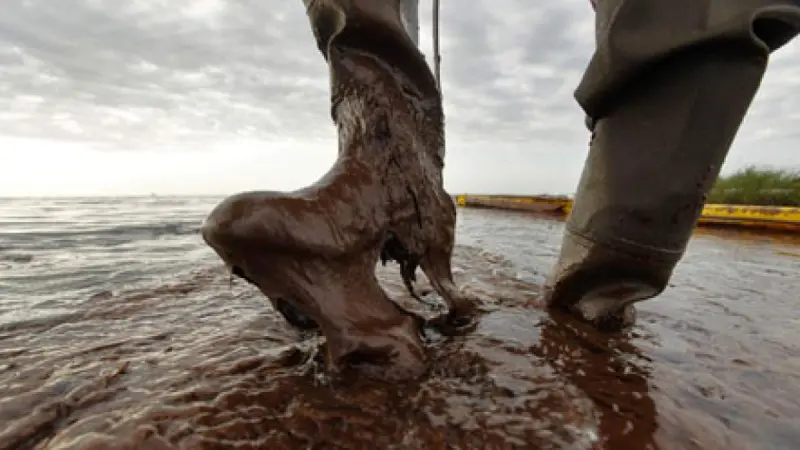 Pescadores de Oaxaca denuncian afectaciones por derrame en refinería de Pemex