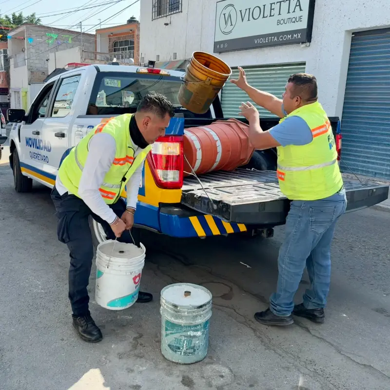 Retiran más de 2 mil cajas, cubetas, conos y otros objetos utilizados para apartar lugares de estacionamiento en Querétaro