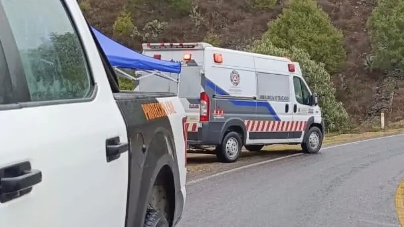 Automóvil terminó al fondo de un barranco en Pinal de Amoles; una persona perdió la vida