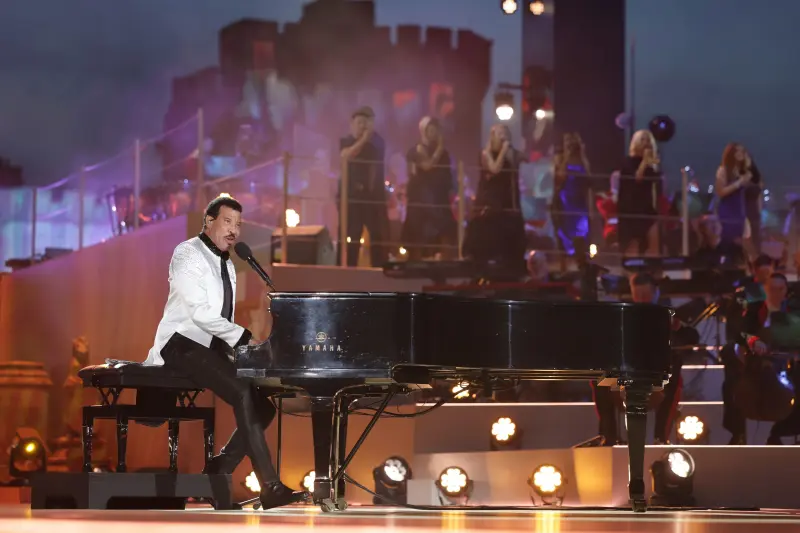Video: Lionel Richie cae enfermo en pleno escenario y abandona su show en ambulancia