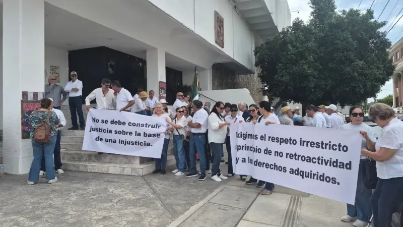 Jubilados de la CFE y otras empresas se manifiestan en Hermosillo contra topes en pensiones y solicitan apoyo estatal