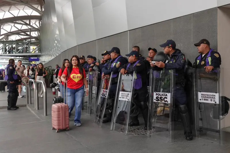 (FOTOS) Es una fortaleza: Blindan el AICM ante manifestaciones de la CNTE, a un día del Mundial