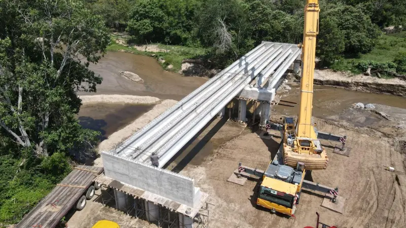Construye CICAEG puente vehicular en Atoyac