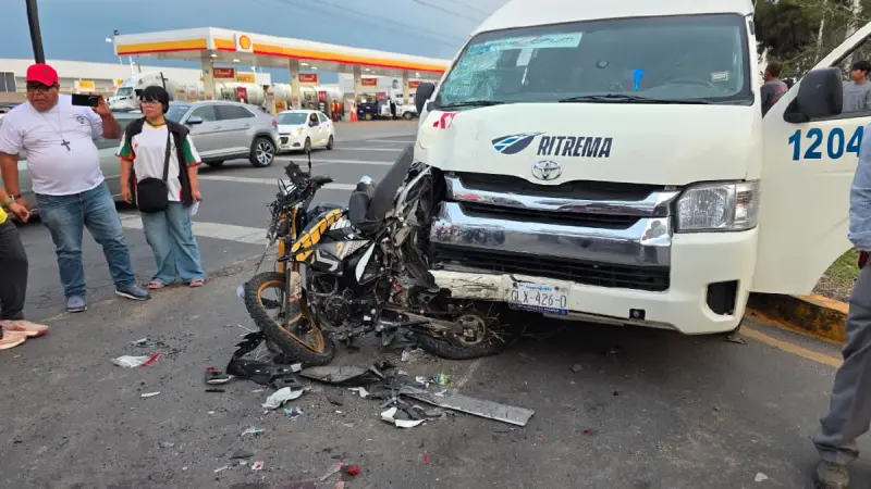 Motociclistas sobreviven a choque; casco les salva la vida